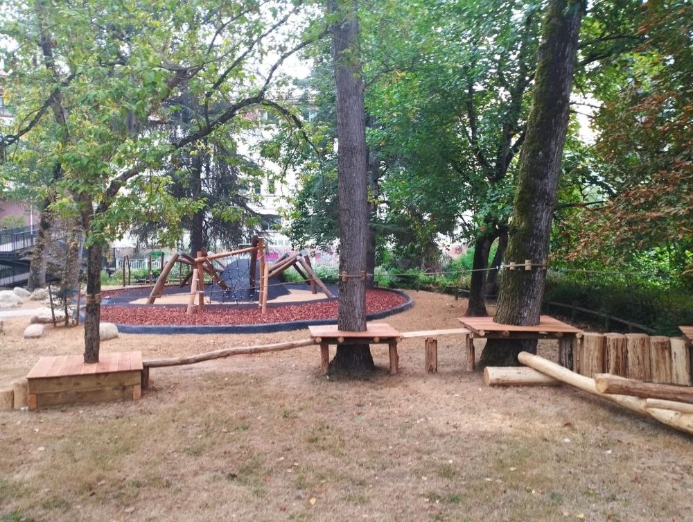 Imagen El Ayuntamiento de Mungia estrena una nueva zona de juegos infantiles acorde con el entorno en el parque Torrebillela