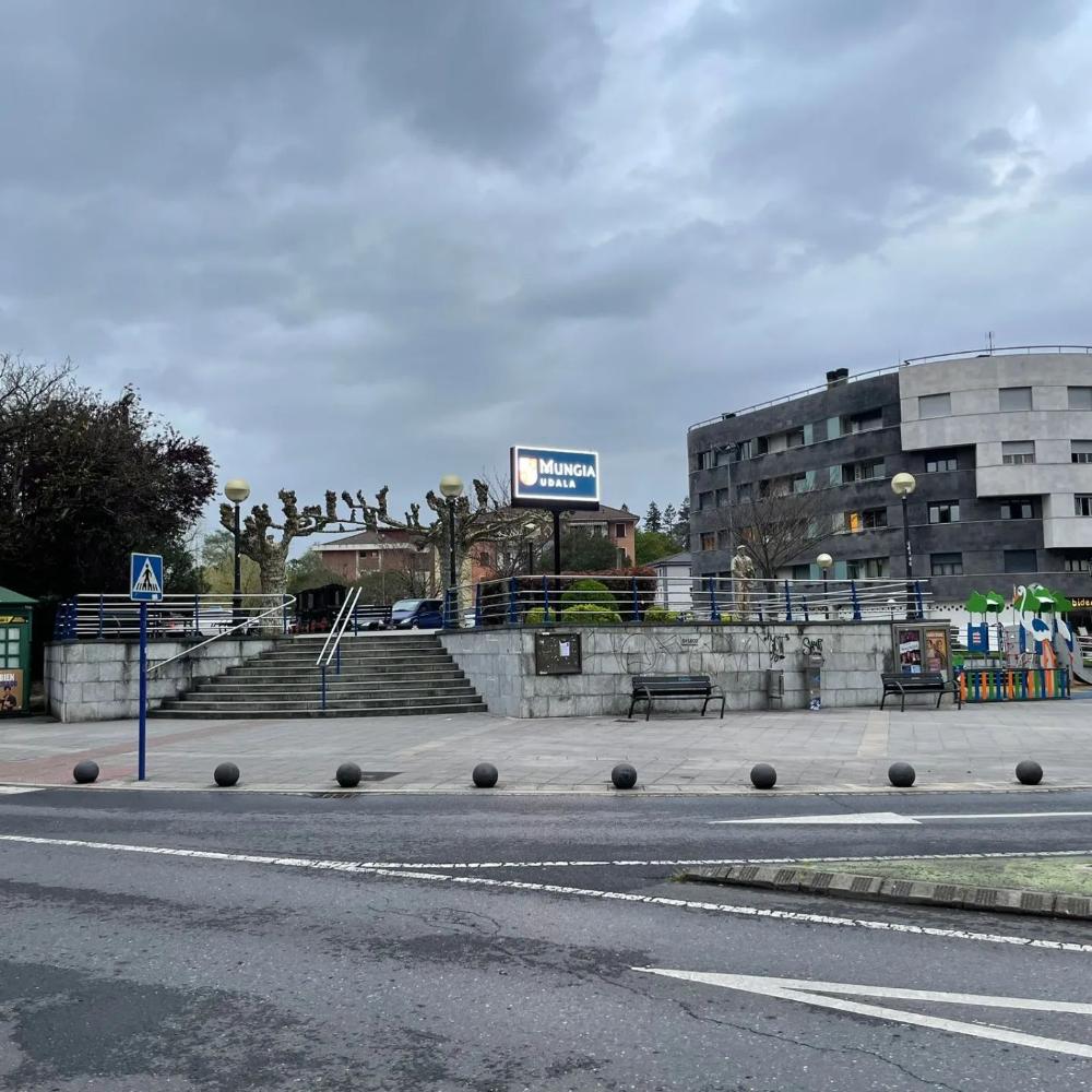 Imagen Nuevos paneles informativos en el parking de la estación y Legarda