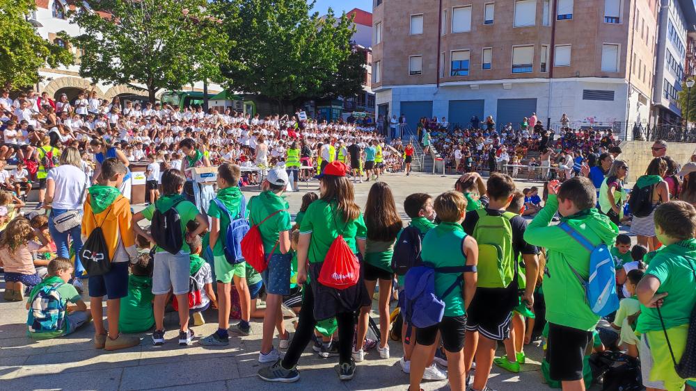 Imagen Estudiantes de todos los centros escolares de Mungia se dan cita en la Plaza Matxin para celebrar el ‘Día sin coche’