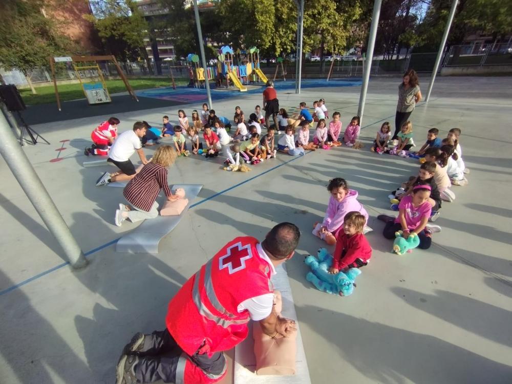 Imagen Cruz Roja, con el apoyo del Ayuntamiento de Mungia, crea junto al grupo `Kantu Kolore´ un video musical para enseñar a niños y niñas a realizar la RCP