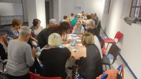 Imagen El Ayuntamiento de Mungia y Diz Diz organizan un curso para facilitar el manejo del teléfono móvil a mujeres mayores de 60 años
