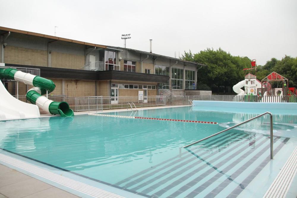 Imagen Abiertas las piscinas exteriores del Polideportivo