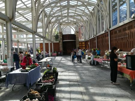 A. Barikuetako plaza goizean