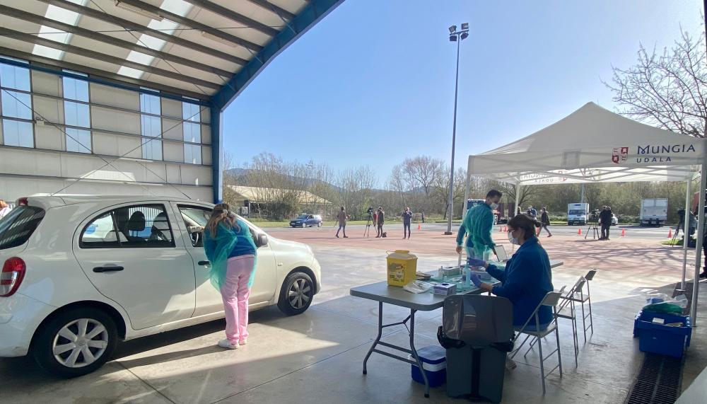 Imagen Mungia acoge las primeras vacunaciones contra la COVID-19 para personas mayores sin necesidad de salir del vehículo