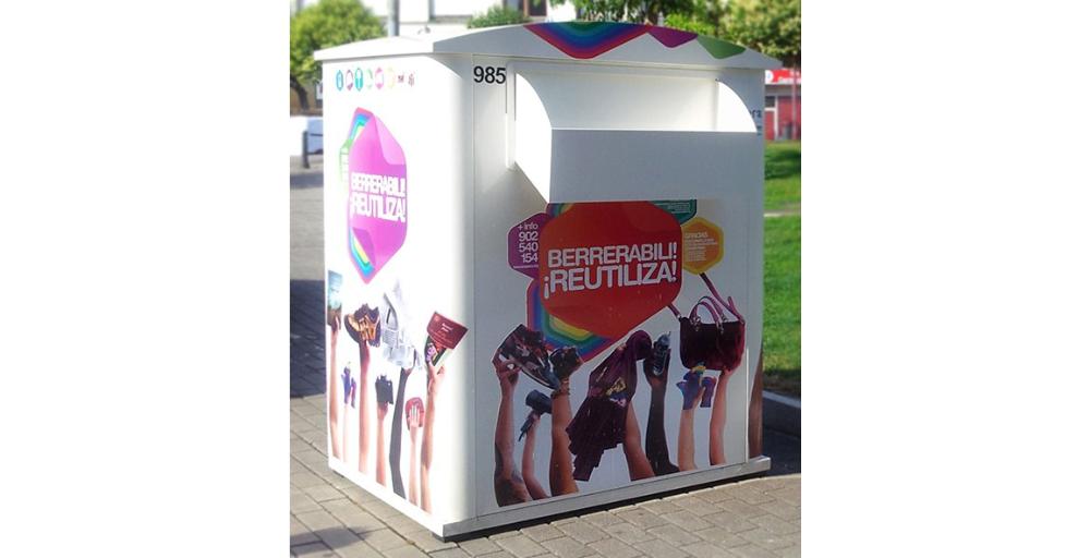 Imagen Edukiontzi zuria - oihal, oinetako eta berrerabilteko moduko gauzak