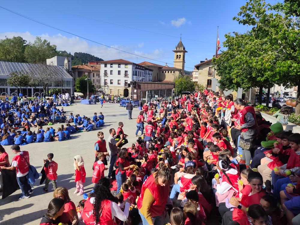 Imagen Mungiako milaka ikasle bildu dira Matxin Plazan ‘Nire autorik gabeko eguna’ ospatzeko