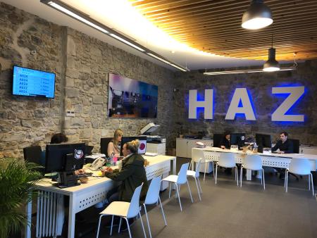 Irudia Mungiako herritarrek Herritarrentzako Arreta Zerbitzuan (HAZ) jasotako tratu bikaina nabarmendu dute