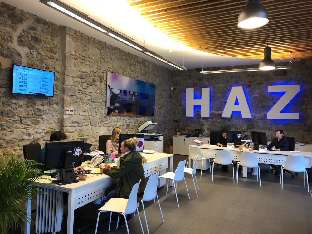 Irudia Mungiako herritarrek Herritarrentzako Arreta Zerbitzuan (HAZ) jasotako...