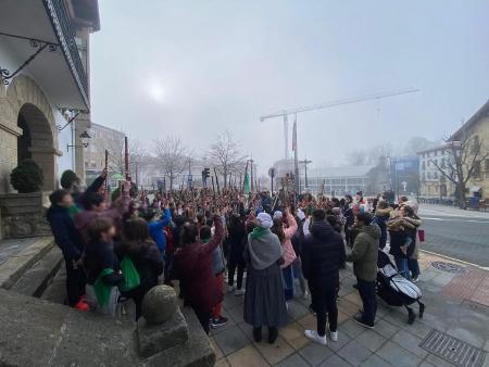 Imagen Santa Ageda Bezperea- Mungiako ikastetxeak Santa Agedari abesten