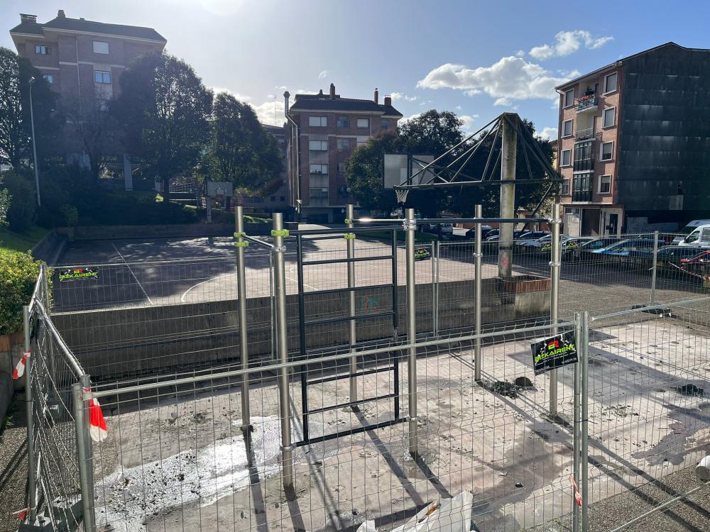 Irudia Gamiz Bidea kaleko parkea kalistenia gune bihurtzen da udalerriko...