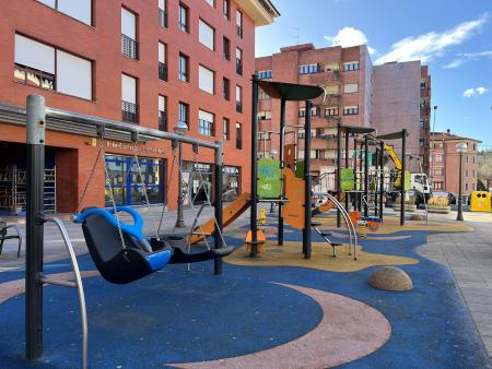 Irudia Mungiako Udalak Agirre Jauregiko jolasgunea hobetu du inklusioa eta belaunaldien arteko jokoa sustatzeko