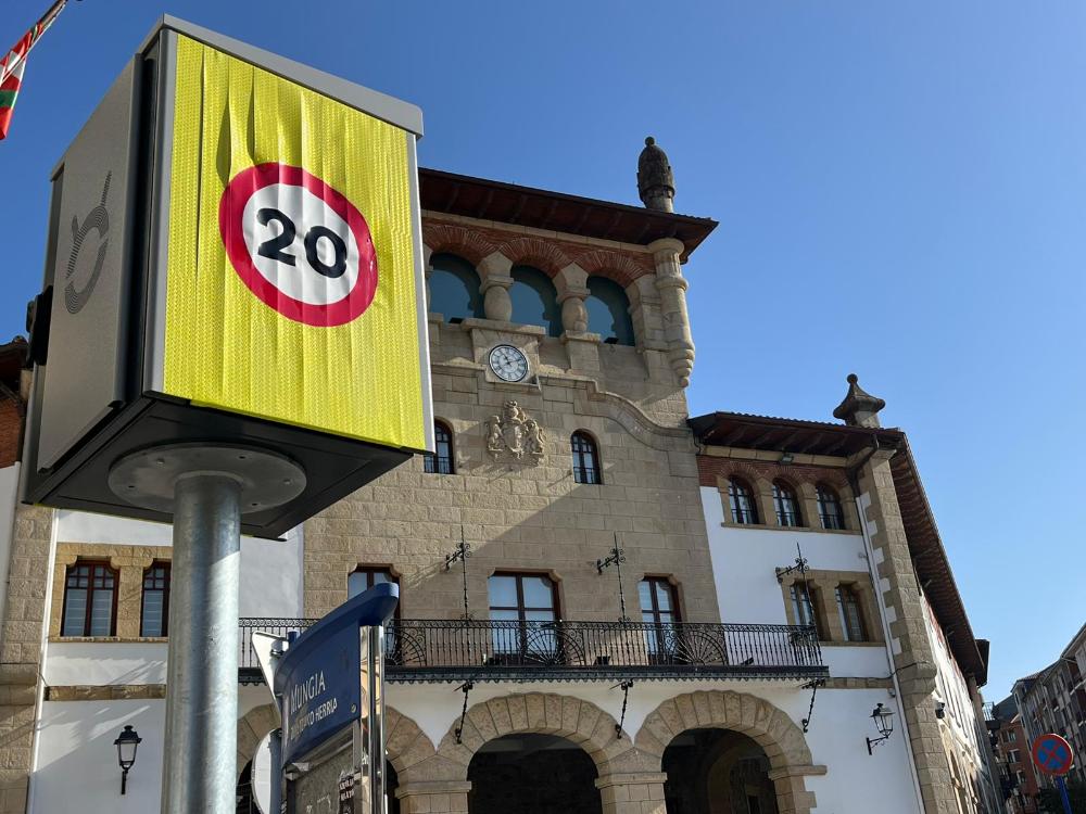 Irudia Mungiak oinezkoen segurtasuna indartuko du abiadura murrizteko eta...