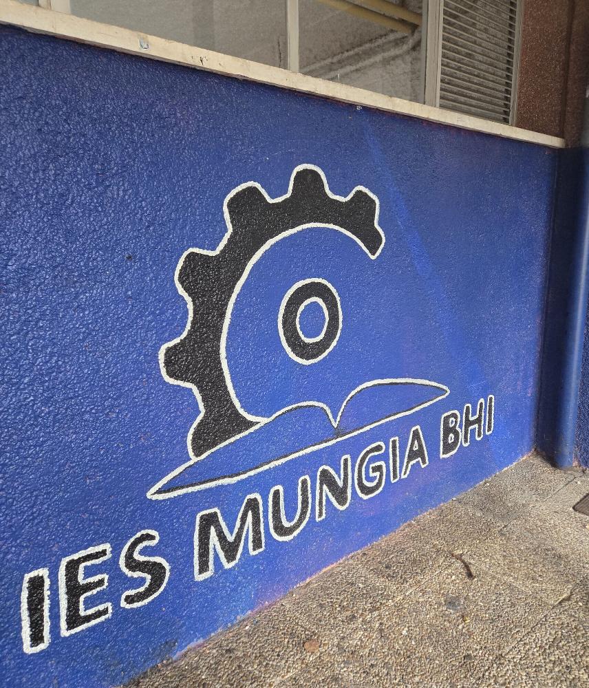 Irudia Mungia BHIn egiten ari diren mantentze-lanak direla eta, patioa eskola...