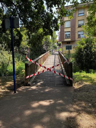 Irudia Torrebillela Parkea eta Gamiz Bidea lotzen dituen zubia itxita dago