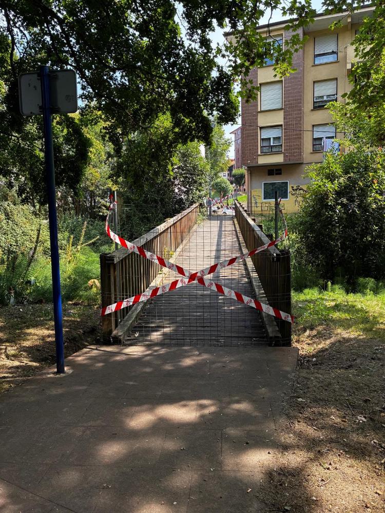 Irudia Torrebillela Parkea eta Gamiz Bidea lotzen dituen zubia itxita dago